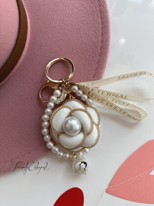 Kľúčenka s kvetinou a perličkami LOVE - bielo-zlato-perleťová N2973