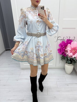 Kvetinové šaty s ozdobnými gombíkmi Adaline - svetlomodré C107