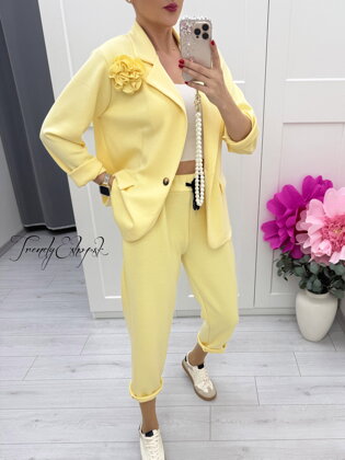 Žltý nohavicový komplet so sakom a 3D ružou C137