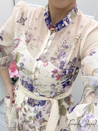 Fialovo-béžové kvetinové šaty s kamienkami a ozdobnými gombíkmi C252