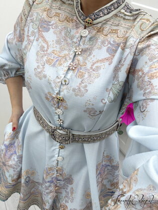 Kvetinové šaty s ozdobnými gombíkmi Adaline - svetlomodré C107