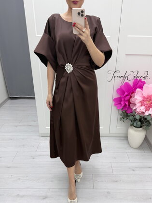 Čokoládové saténové šaty s brošňou ESITO C272