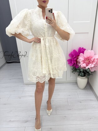 Krajkové šaty s krátkymi balónovými rukávmi - maslové C284