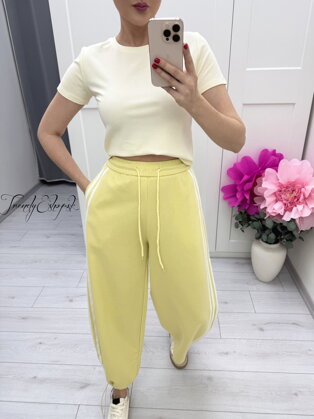 Svetložlté jednoduché tričko JOY C230