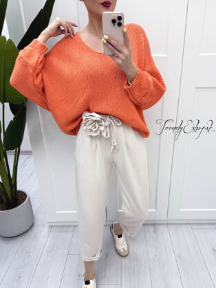 Jednoduchý OVERSIZE sveter s véčkovým výstrihom - oranžový B365