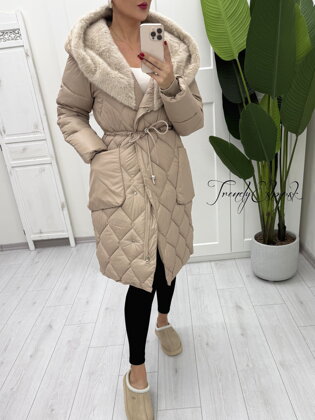 Dlhá prešívaná bunda so sťahovaním v páse Juliet - svetlohnedá B2147 Dlhá prešívaná bunda so sťahovaním v páse Juliet - svetlohnedá B2147