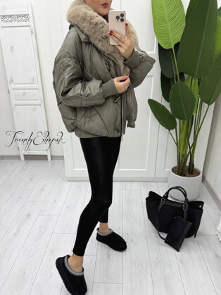 Krátka bunda s kožušinou Khloe - olivová B2154 Krátka bunda s kožušinou Khloe - olivová B2154