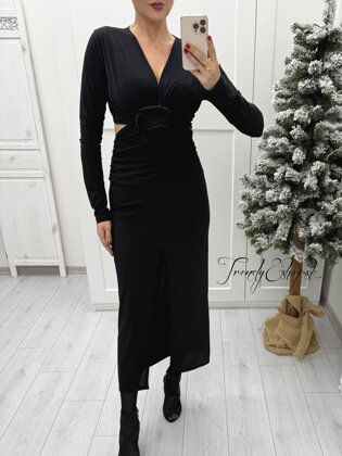 Riasené šaty s vykrojením a 3D ružou - čierne B2309