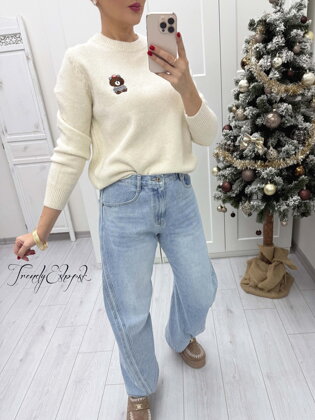 Pletený sveter s hravou nášivkou medvedíka - krémový B2431