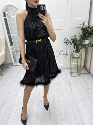Flitrované šaty s perím na spodnom leme - čierne N2487