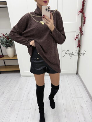 Dlhší rolákový sveter s retiazkami FASHION - čokoládový A2849