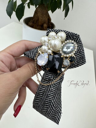 Látková brošňa s perlami a retiazkou - čierno-bielo-perleťová N1012