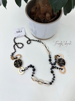 Dlhý korálkový náhrdelník s mušlami - čierno-zlatý N1058