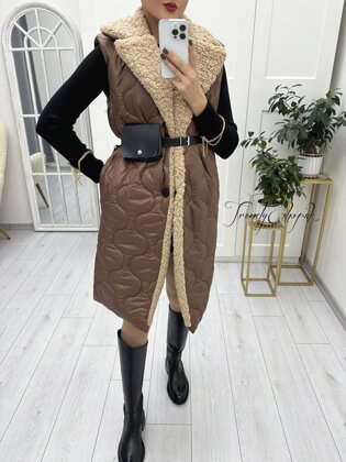 Dlhšia prešívaná vesta s vlneným golierom a opaskom - čokoládová N2231
