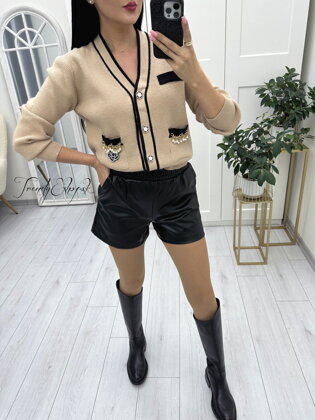 Elegantný sveter na gombíky s perličkovými vreckami - hnedý N1669