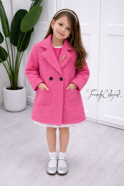 Ružový kučeravý kabátik s brošňou C121