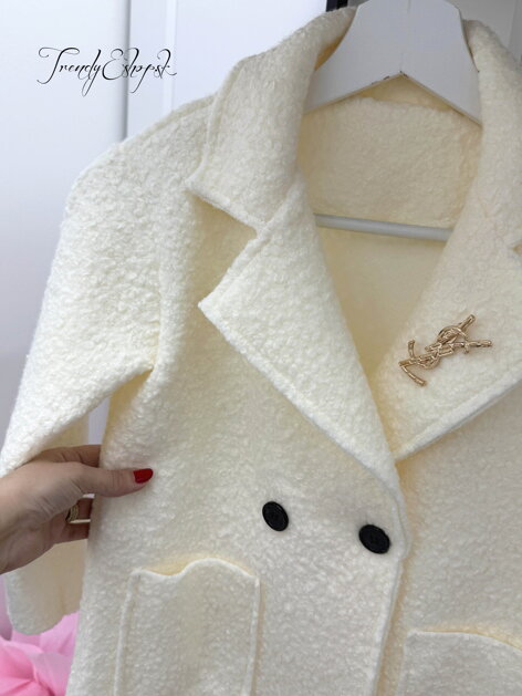 Maslový kučeravý kabátik s brošňou C120