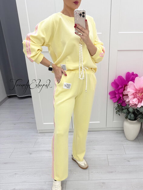 Žltá tepláková súprava s ružovými bočnými pruhmi C95