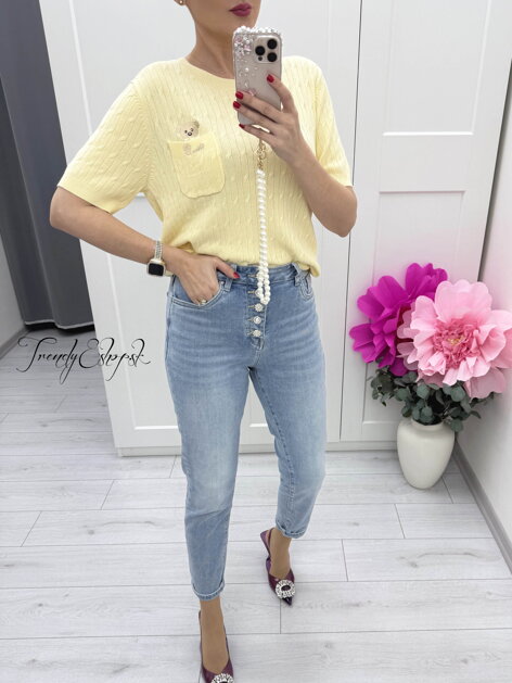 Žltý svetrík s krátkymi rukávmi a medvedíkom C5