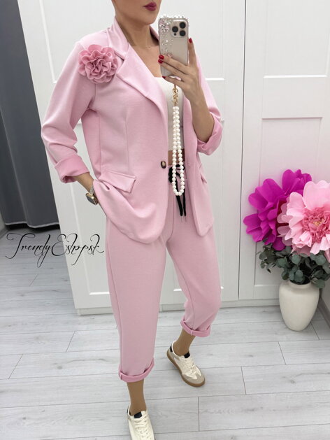 Ružový nohavicový komplet so sakom a 3D ružou C136