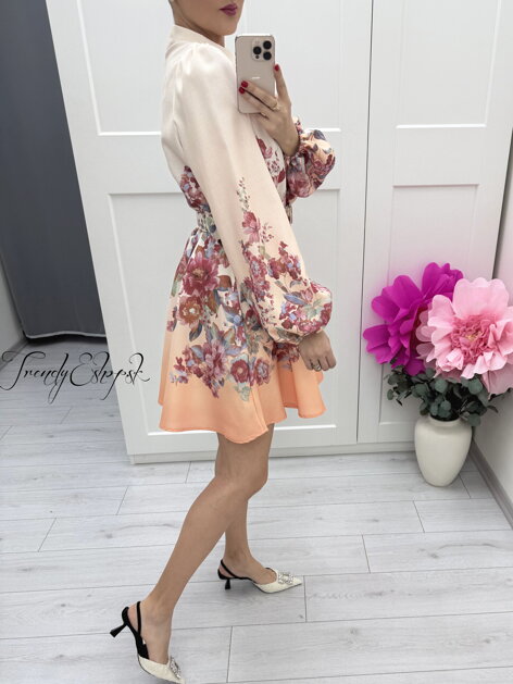 Kvetinové šaty s ozdobnými gombíkmi Adaline - marhuľovo-ružové C257