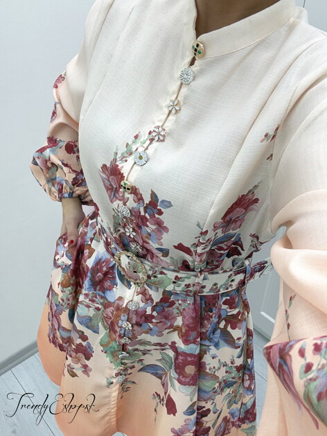 Kvetinové šaty s ozdobnými gombíkmi Adaline - marhuľovo-ružové C257