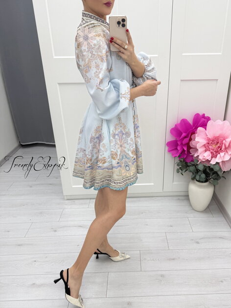 Kvetinové šaty s ozdobnými gombíkmi Adaline - svetlomodré C107