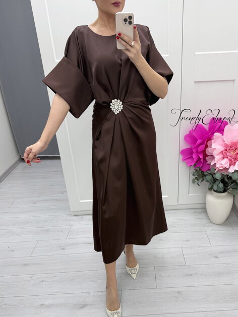 Čokoládové saténové šaty s brošňou ESITO C272