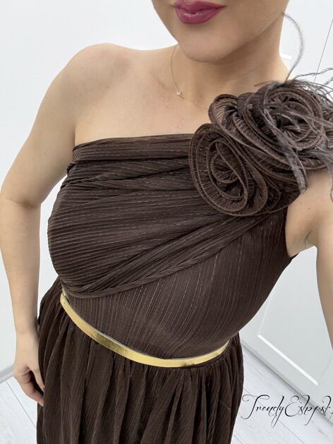 Tmavohnedé šaty na jedno rameno s pierkami a 3D ružou C276