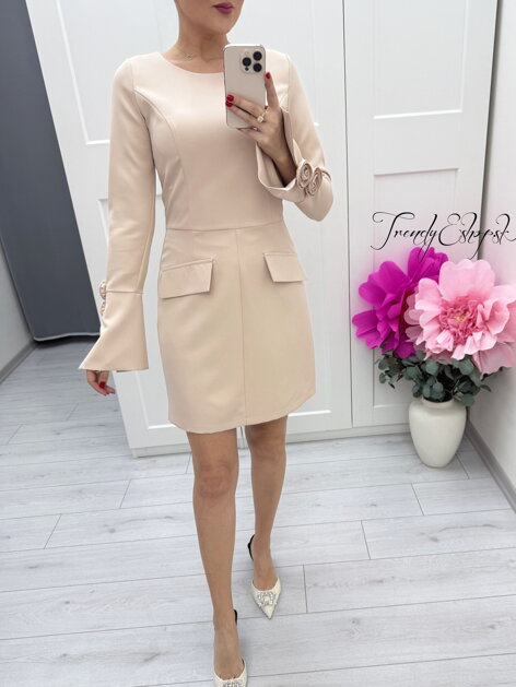 Béžové šaty s 3D ružou na rukávoch C317