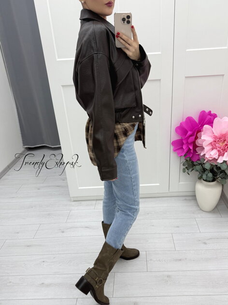 Tmavohnedá koženka s náprsnými vreckami C235