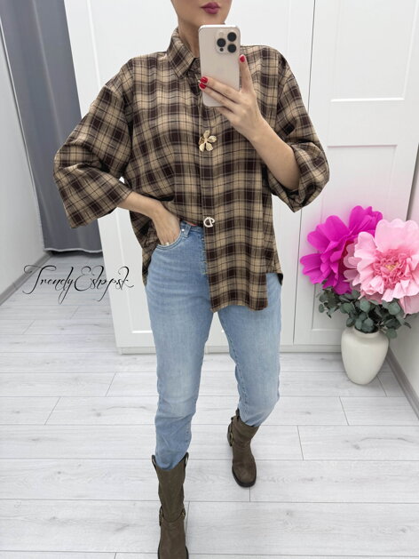 Hnedo-béžová kockovaná košeľa s ozdobnými gombíkmi C285