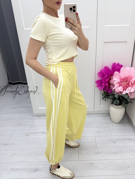 Svetložlté jednoduché tričko JOY C230