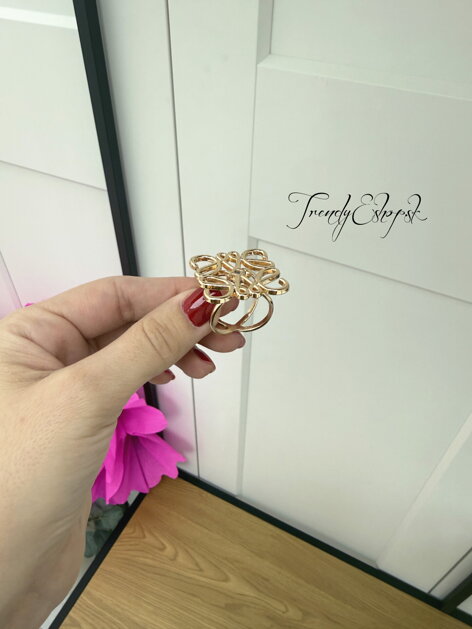 Zlatá brošňa na šatku so vzorovaným motívom C353