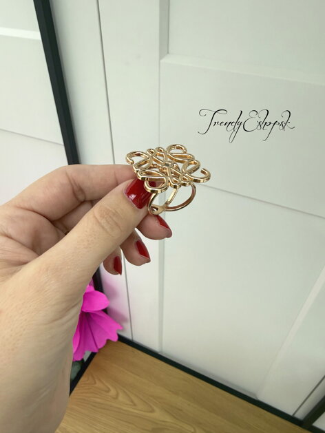 Zlatá brošňa na šatku so vzorovaným motívom C353