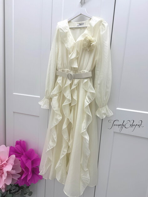 Dlhé volánové šaty s opaskom a 3D ružou - svetložlté C375