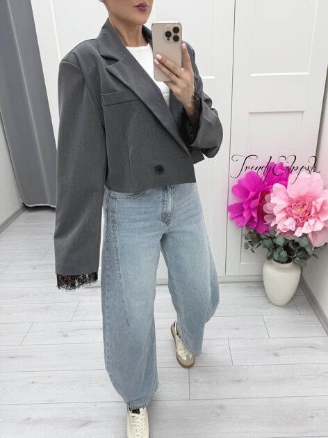 Krátke sako s krajkou na rukávoch - sivé B2241