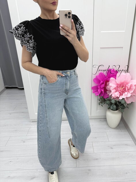 Tričko s bielym vyšívaním na rukávoch - čierne C413