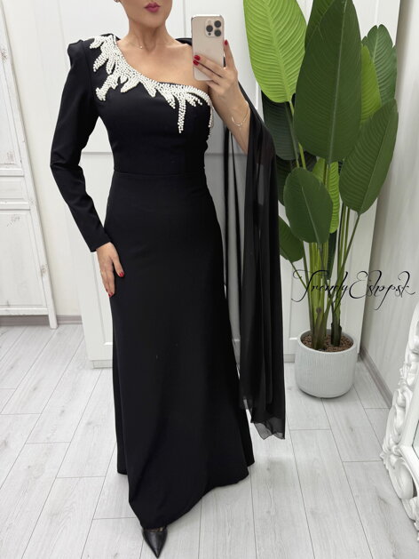 Elegantné šaty s jedným rukávom a perličkami - čierne B2197