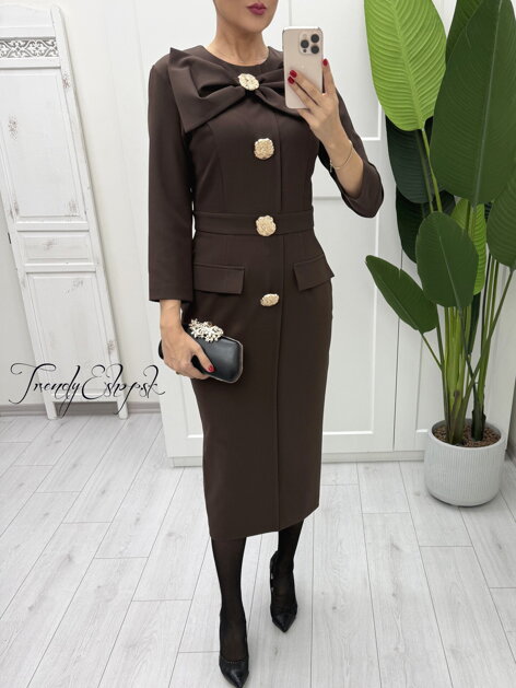 Puzdrové šaty s ozdobnými gombíkmi BOW - čokoládové B2196