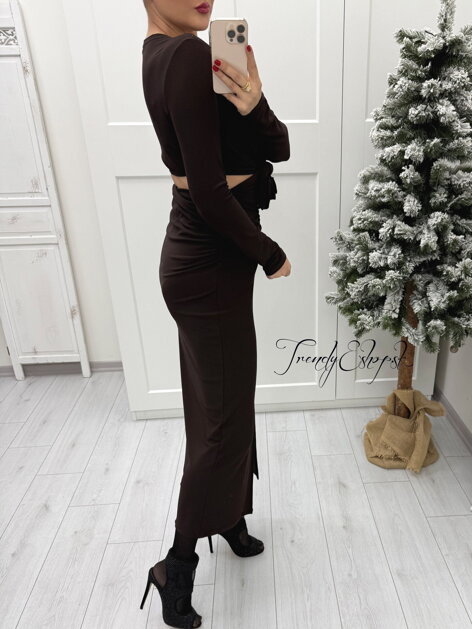 Riasené šaty s vykrojením a 3D ružou - tmavohnedé B2308