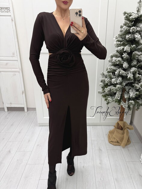 Riasené šaty s vykrojením a 3D ružou - tmavohnedé B2308