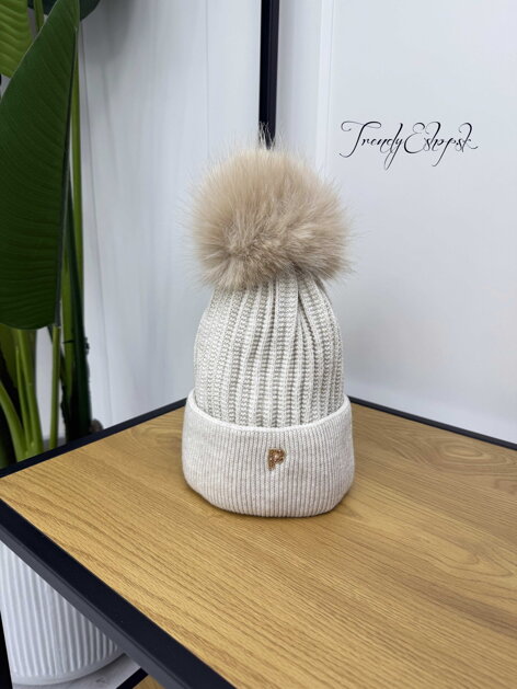 Detská čiapka s brmbolcom "P" - béžová B2482