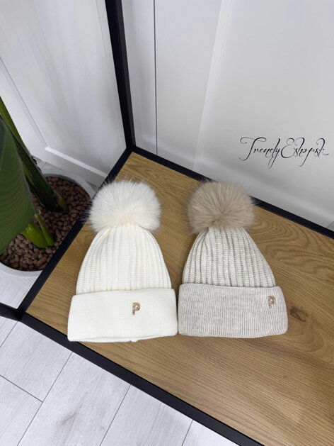 Detská čiapka s brmbolcom "P" - béžová B2482