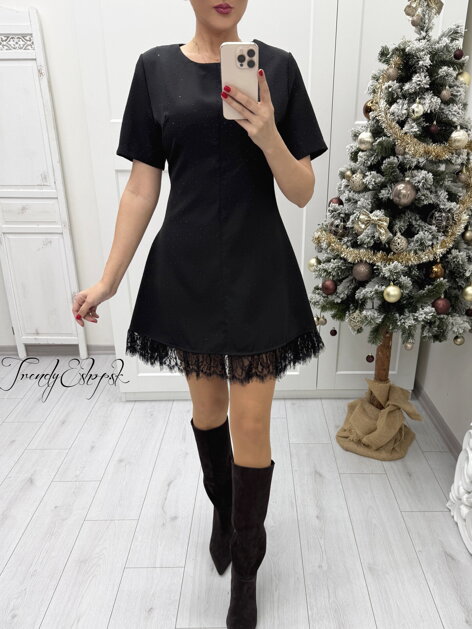 Áčkové šaty s kamienkami a krajkou - čierne B2369
