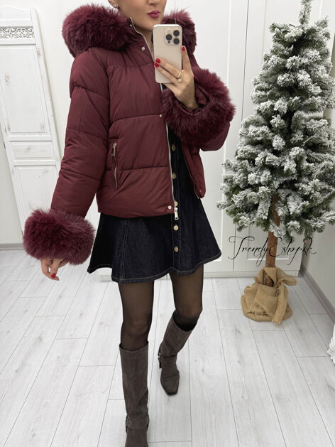 Krátka bunda s kožušinou na kapucni a rukávoch - bordová B2295