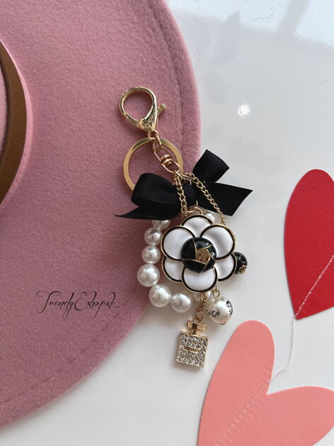 Kľúčenka s kvetinou a perličkami PARFUM - čierno-zlato-perleťová N2975