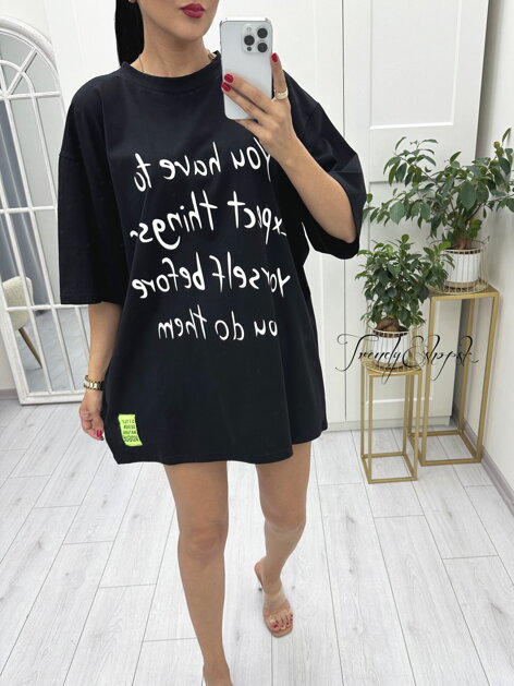 Dlhšie OVERSIZE tričko s nápismi - čierne A1489