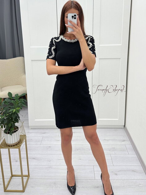 Úpletové obtiahnuté šaty s perličkami - čierne N268