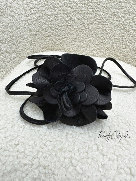 Kožený opasok s 3D kvetom - čierny N1933